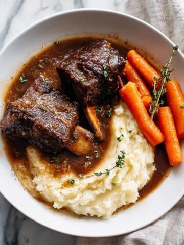 Slow Cooker Short Ribs with Red Wine Sauce and Carrots Recipe