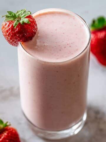 High-Protein Strawberry Banana Smoothie with Greek Yogurt Recipe